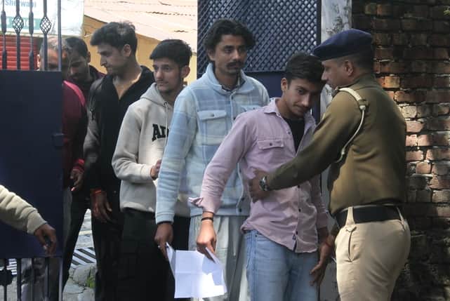 धर्मशाला के गर्ल्स स्कूल में एनडीए परीक्षा के लिए परीक्षा केंद्र में जाने से पहले अभ्यार्थियों