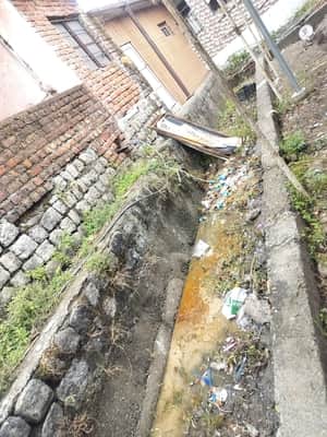 धर्मशाला के दाड़ी मेला मैदान के साथ शौचालय के बाहर फैली गंदगी। संवाद