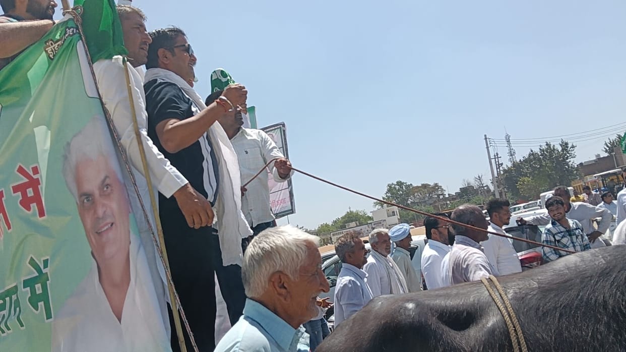 INLD workers took to the streets to abolish gatepass and biometrics.