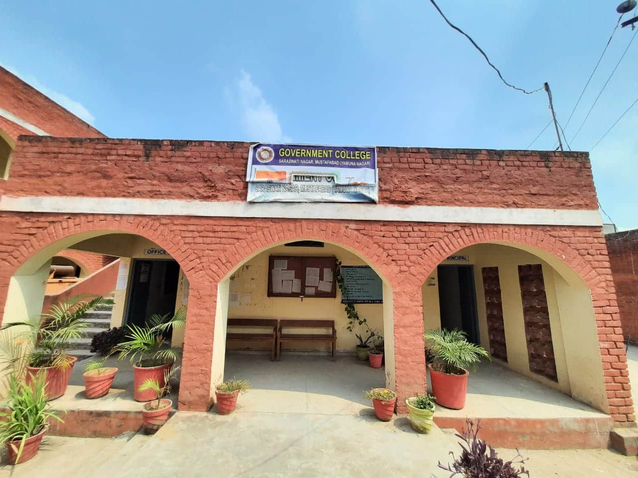 विद्यालय के भवन में चल रहा सरस्वतीनगर का राजकीय महाविद्यालय। आर्काइव