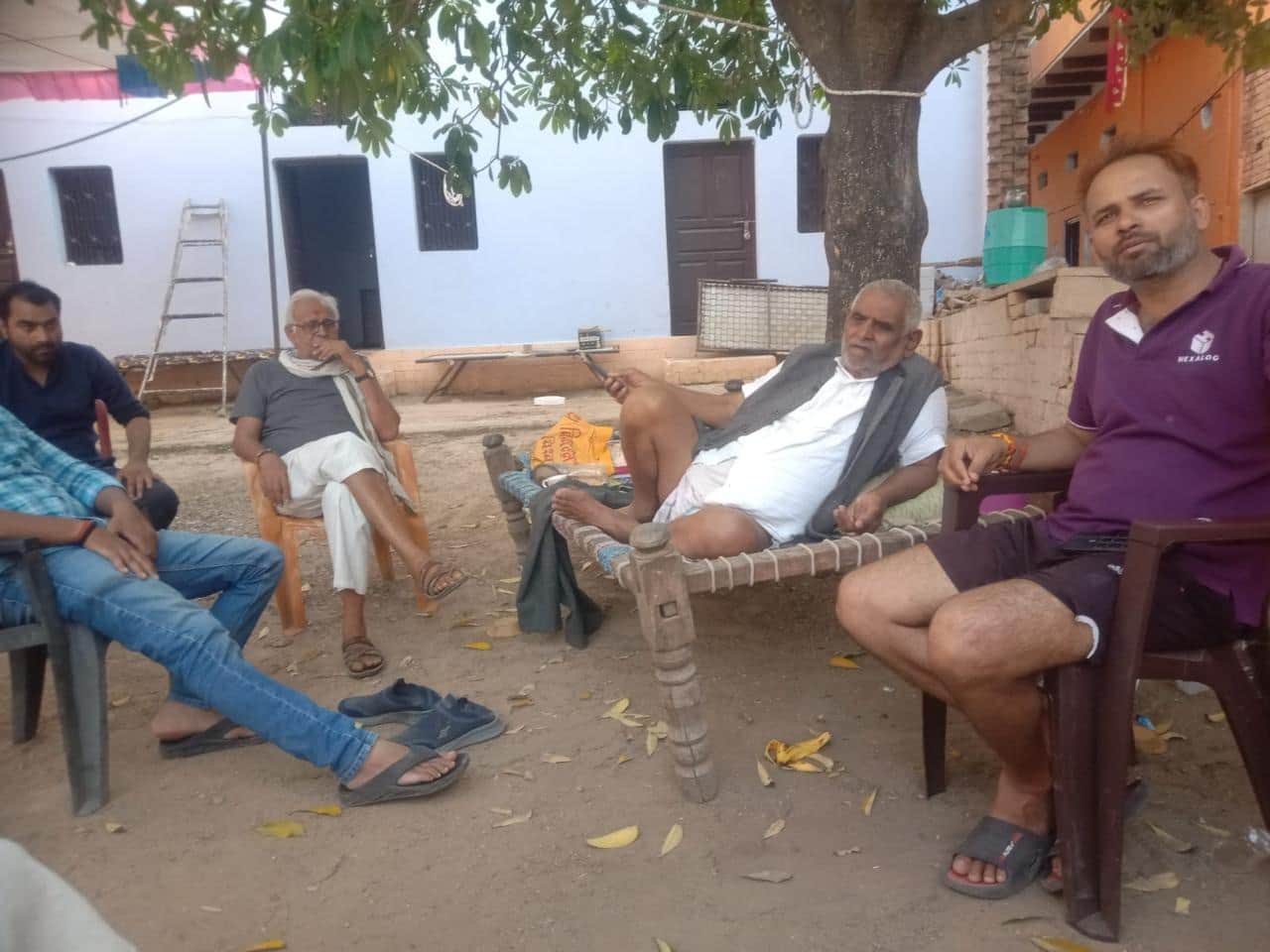 विंध्याचल के देवरी गांव में बैठे मृतक अधिवक्ता राजीव सिंह के परिजन। स्रोत- संवाद