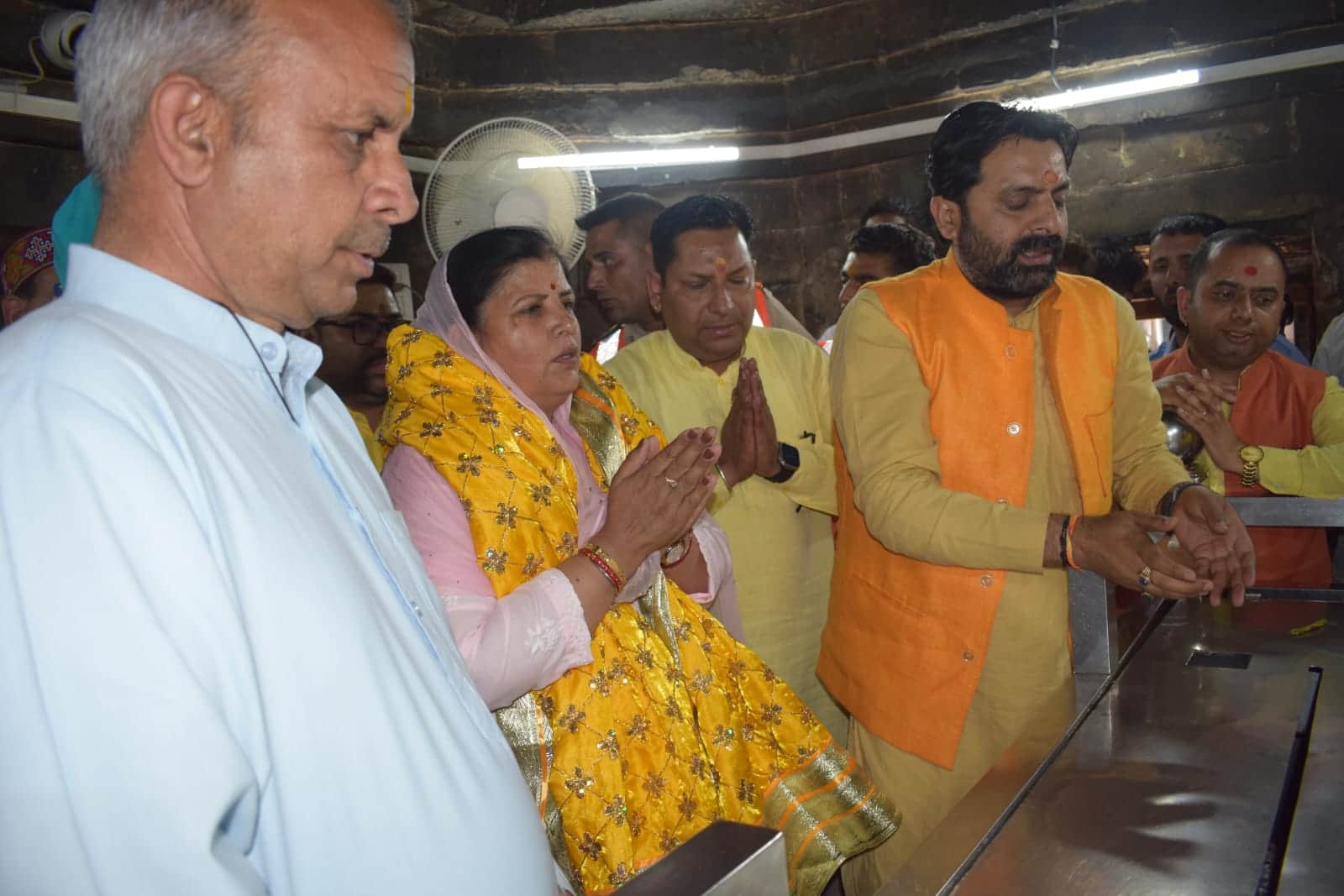 विधायक कमलेश ठाकुर बगलामुखी मंदिर पूजा-अर्चना करते हुए ।स्रोत : एपीआरओ