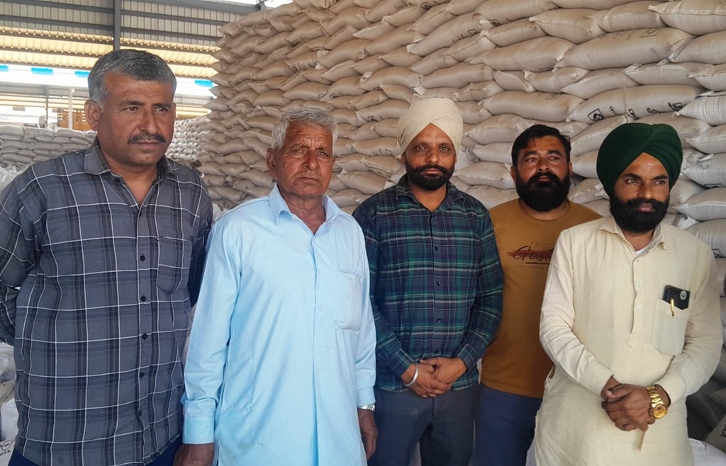 Bhakiyu officials listened to the problems of the farmers.