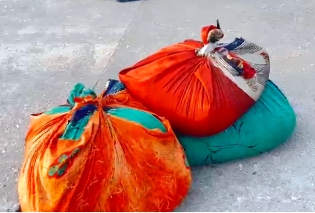 Migrant laborers caught stealing wheat in the grain market