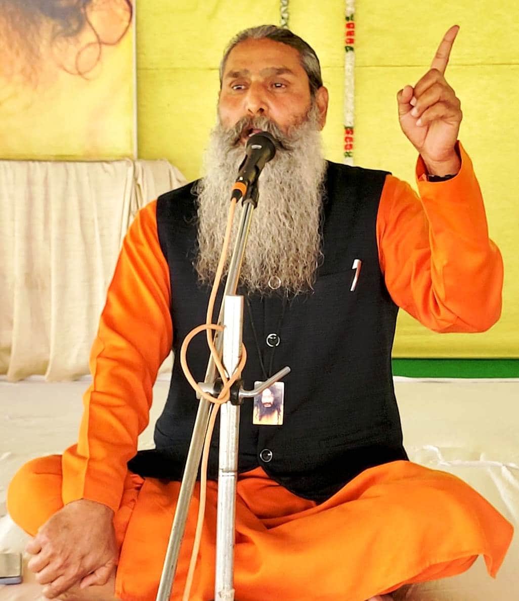 व्यासपुर में साप्ताहिक सत्संग में प्रवचन करते स्वामी कृष्ण कुमारानंद। आयोजक