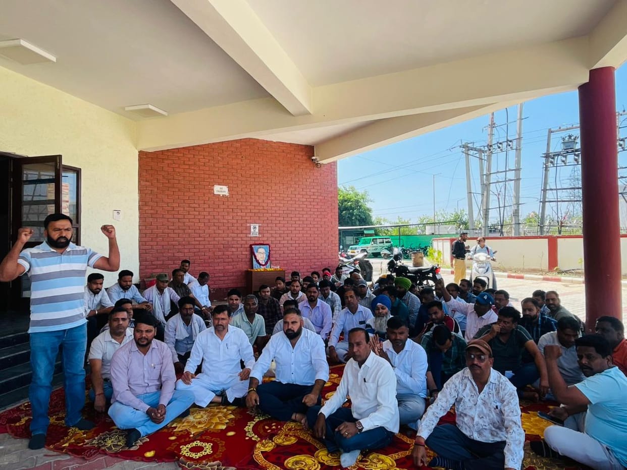 Electricity workers protested against the transfer of JE