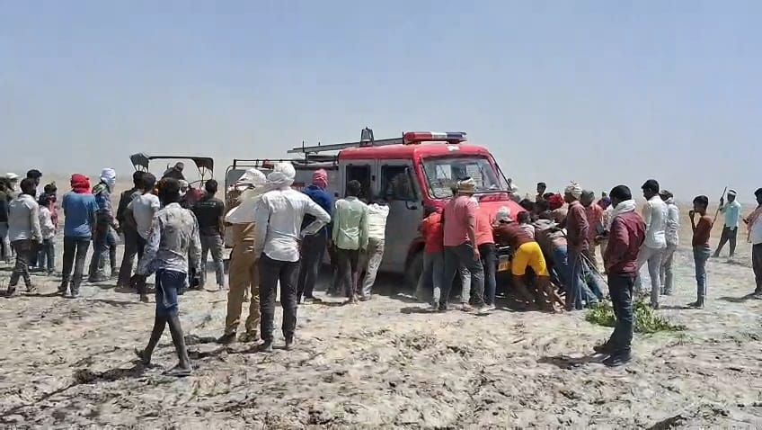 250 bighas of crops belonging to 60 farmers were burnt in the fire.