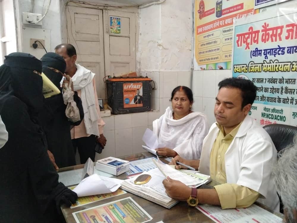 बलरामपुर के जिला मेमोरियल अस्पताल में इलाज करते डॉक्टर ऋषि श्रीवास्तव। संवाद