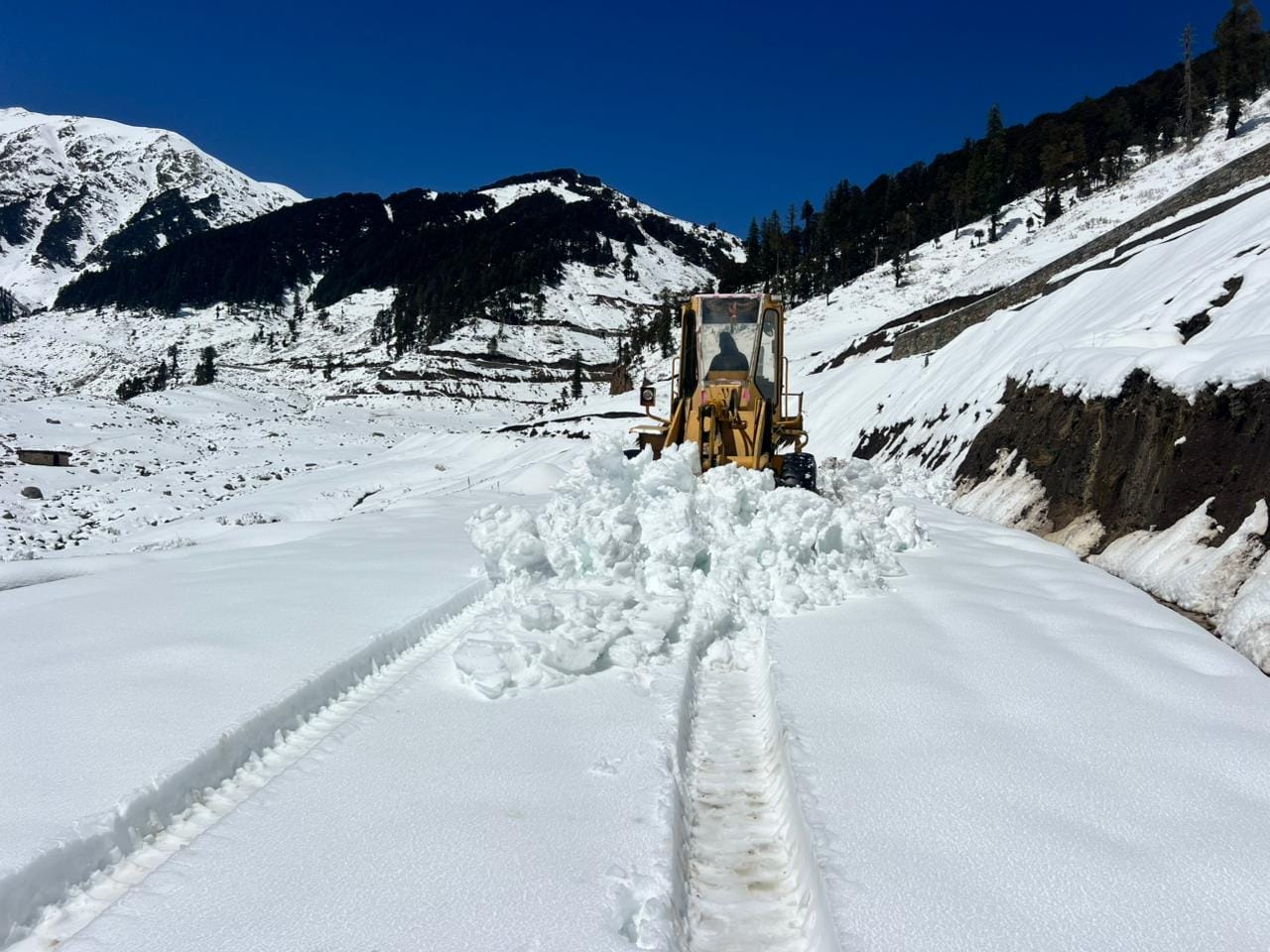 बनी भद्रवाह मार्ग पर बर्फ हटाकर बीआरओ ने बहाल किया मार्गसंवाद