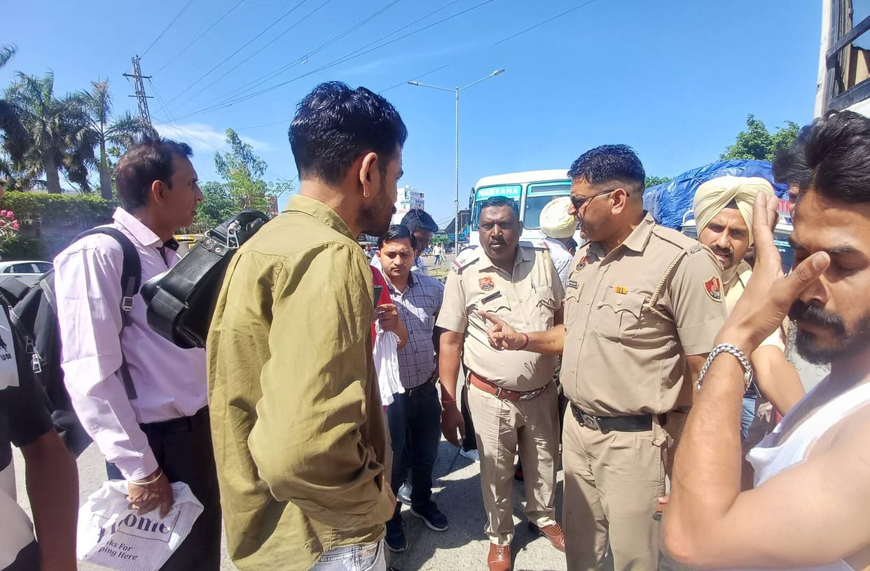 Private bus and pickup collided on the road, resulting in kicks and punches.