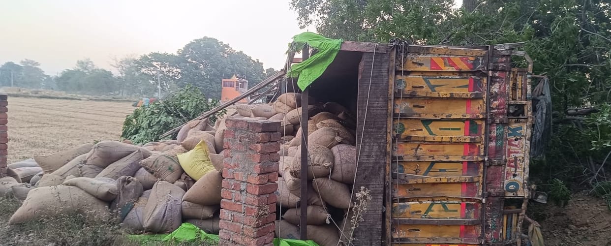 Truck Carrying Wheat Suffers Brake Failure, Overturns on Roadside