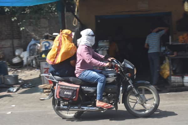 बढ़ी गर्मी से बचने के लिए इस तरह के उपाय कर जाते बाइक सवार। संवाद