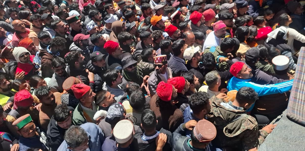 A wave of devotion gathered to have darshan of Kartik Swami.