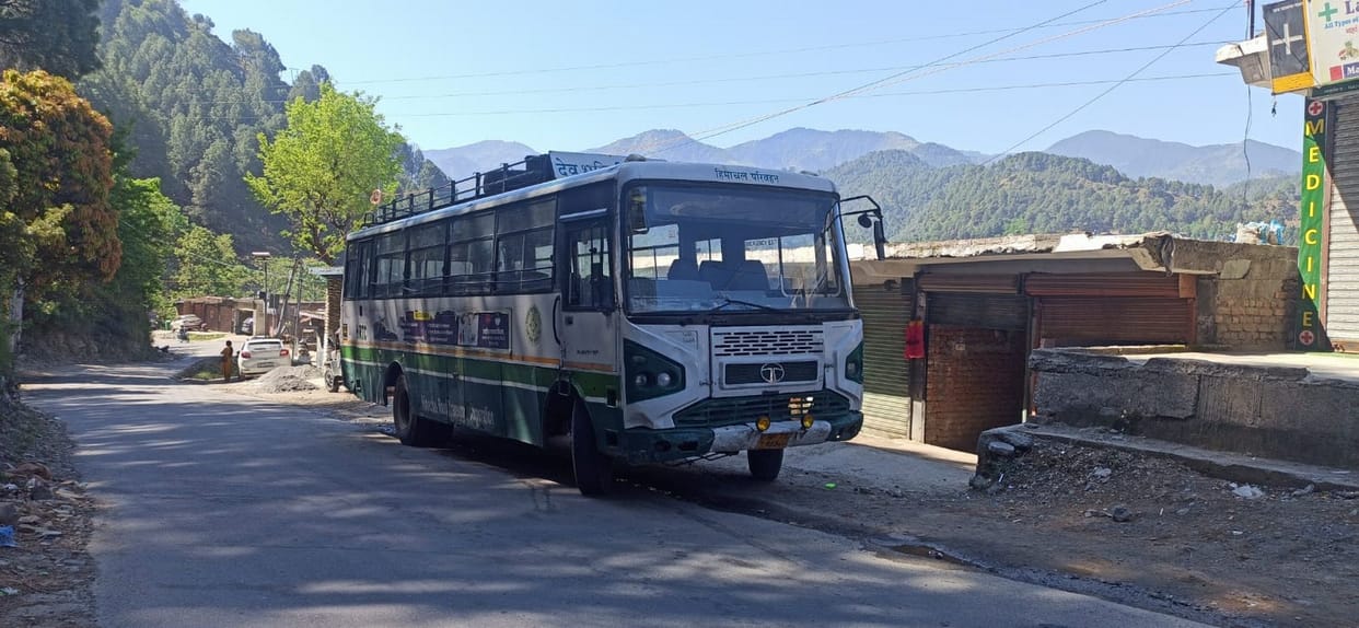 Buses on the Chamba-Chaluj route gasped near Kiani.