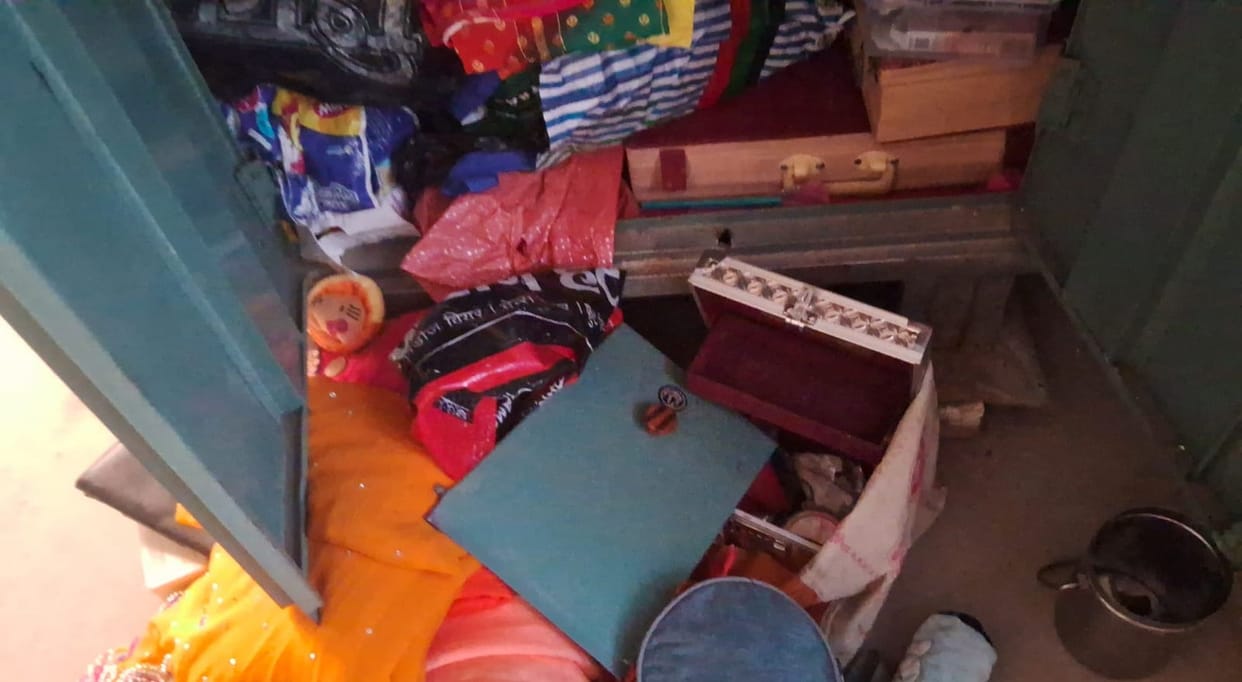 Jewelry and 1.35 lakh rupees stolen from three houses