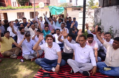 डीसी कार्यालय परिसर में धरना देते पटवारी संवाद