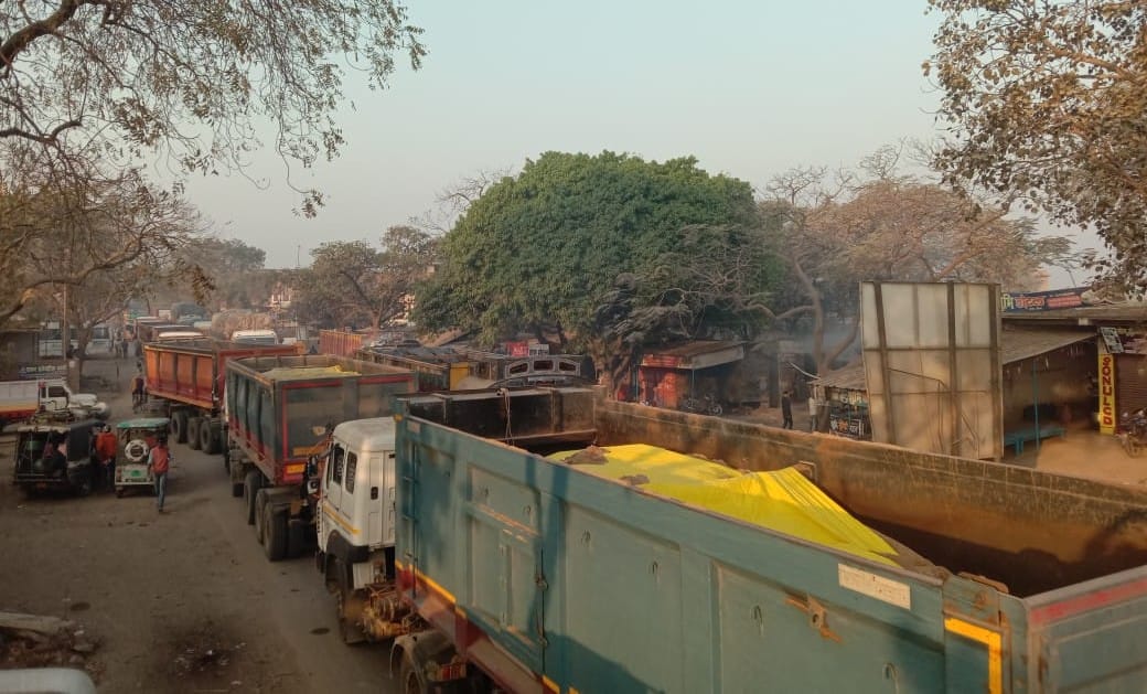 A 20-kilometer-long traffic jam persisted on NH-31 for 10 hours