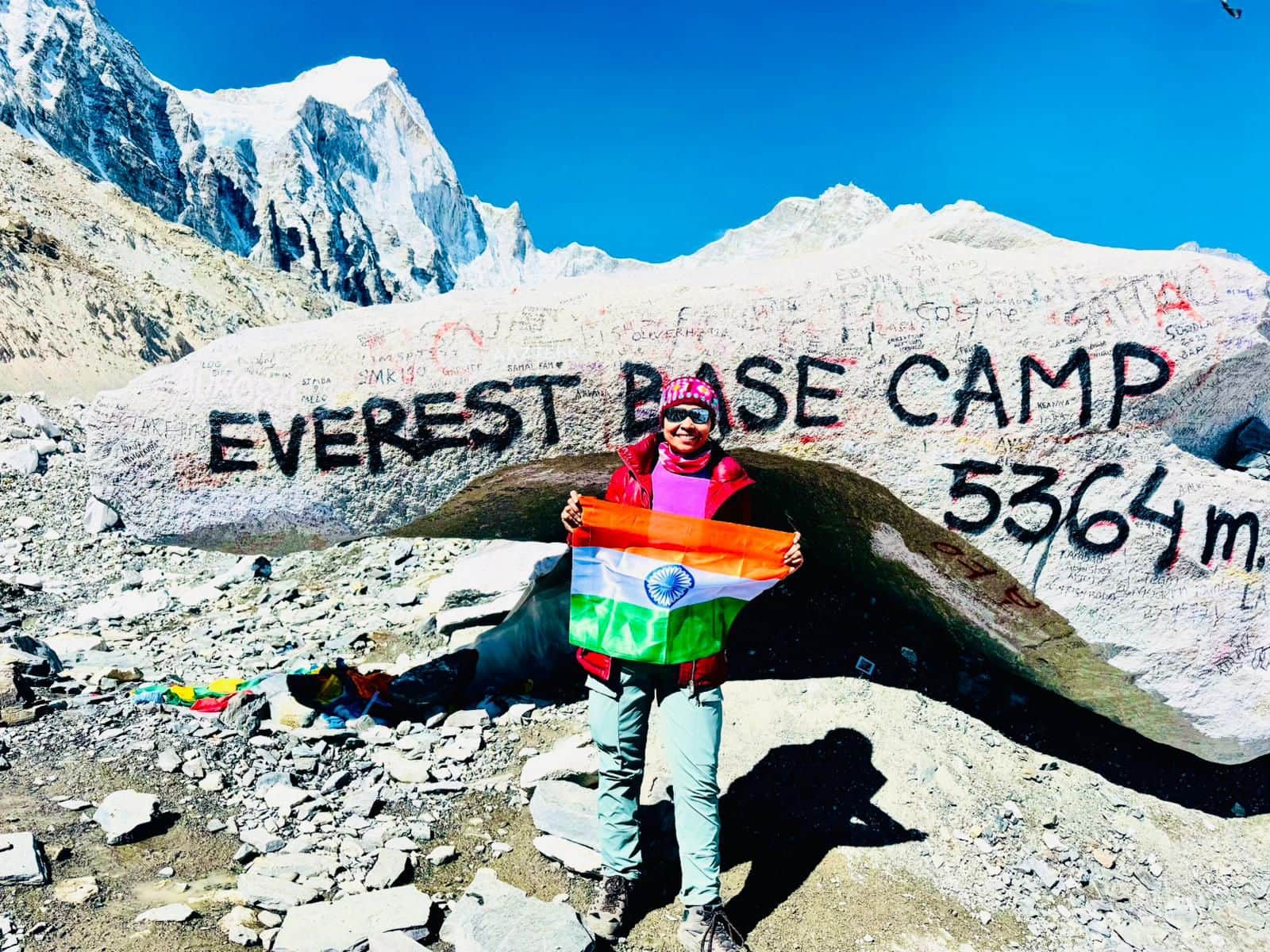 एवरेस्ट बेस कैंप पर परचम लहरातीं कुशीनगर के बेलवा गांव की बहू प्रतिज्ञा मिश्रा।स्रोत-सोशल मीडिय