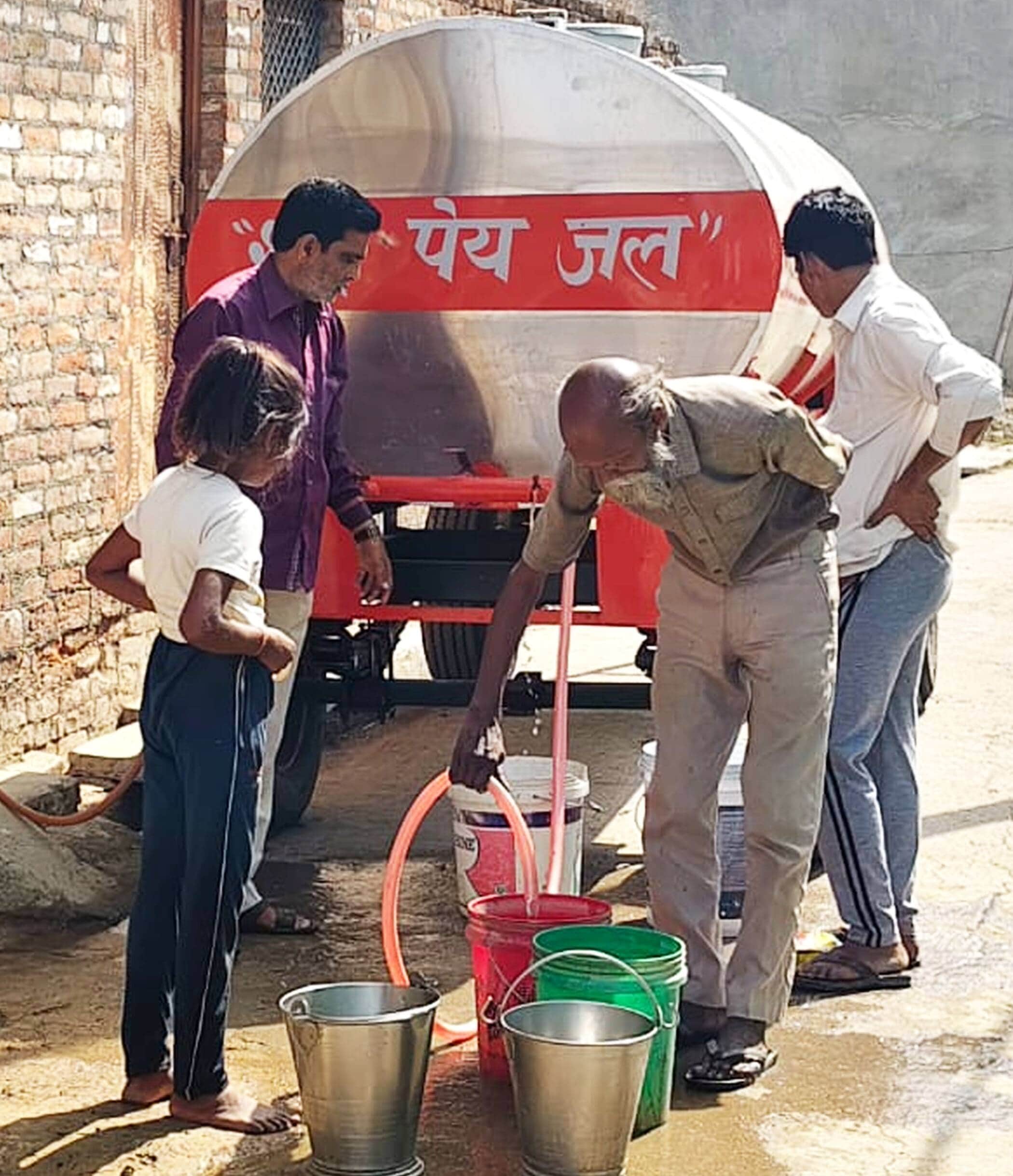 फोटो-05-टैंकर से पानी भरते कस्बे के लोग। संवाद