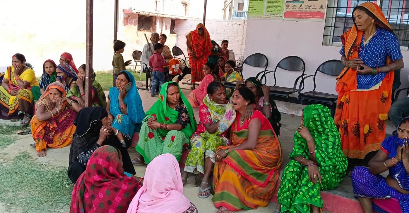 फोटो-19-बलरामपुर के सीएचसी तुलसीपुर में रोते बिलखते मृतक के परिजन ।-संवाद