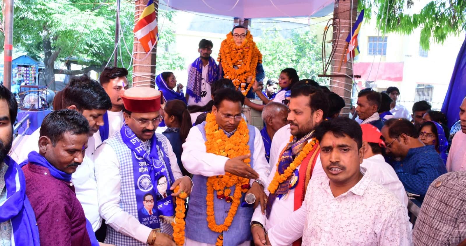 फोटो-21-बलरामपुर के आंबेडकर तिराहे पर डॉ. भीम राव आंबेडकर की प्रतिमा पर माल्यार्पण कर श्रद्धांज