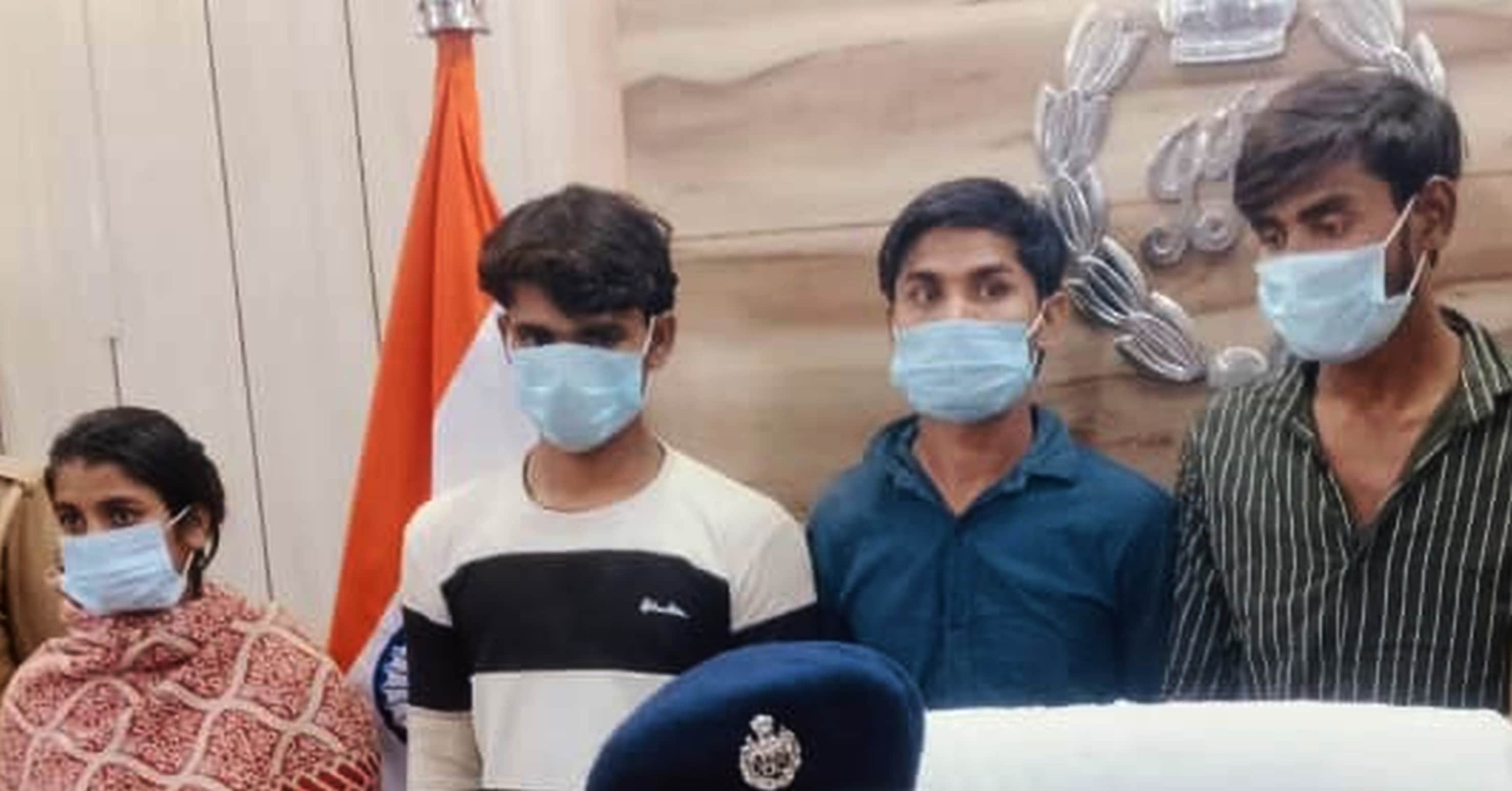 फोटो-29-बलरामपुर के एसपी कार्यालय में मौजूद पकड़े गए आरोपी।-संवाद