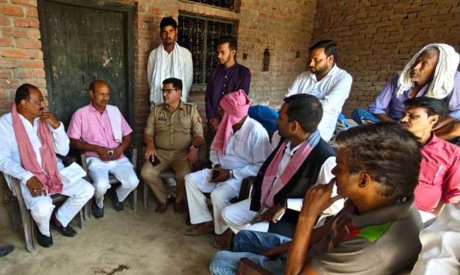 फोटो 38 - थाना सिकंदरपुर वैश्य क्षेत्र के ग्राम नगला जैली में मृतकों के परिजन को ढांढस बंधाने प