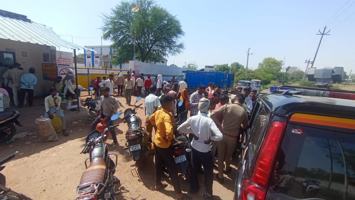 Uproar over non-availability of cylinders after booking, gas not available even after OTP, consumer anger erupts at Sarendhi intersection