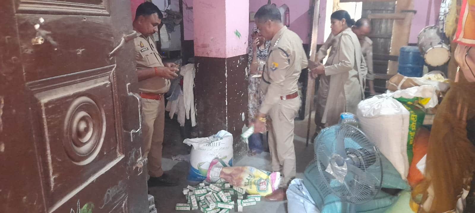 फोटो 44 - सिढ़पुरा के एक गांव में मकान पर छापामारकर आबकारी पुलिस ने बरामद की अवैध देसी शराब पव्