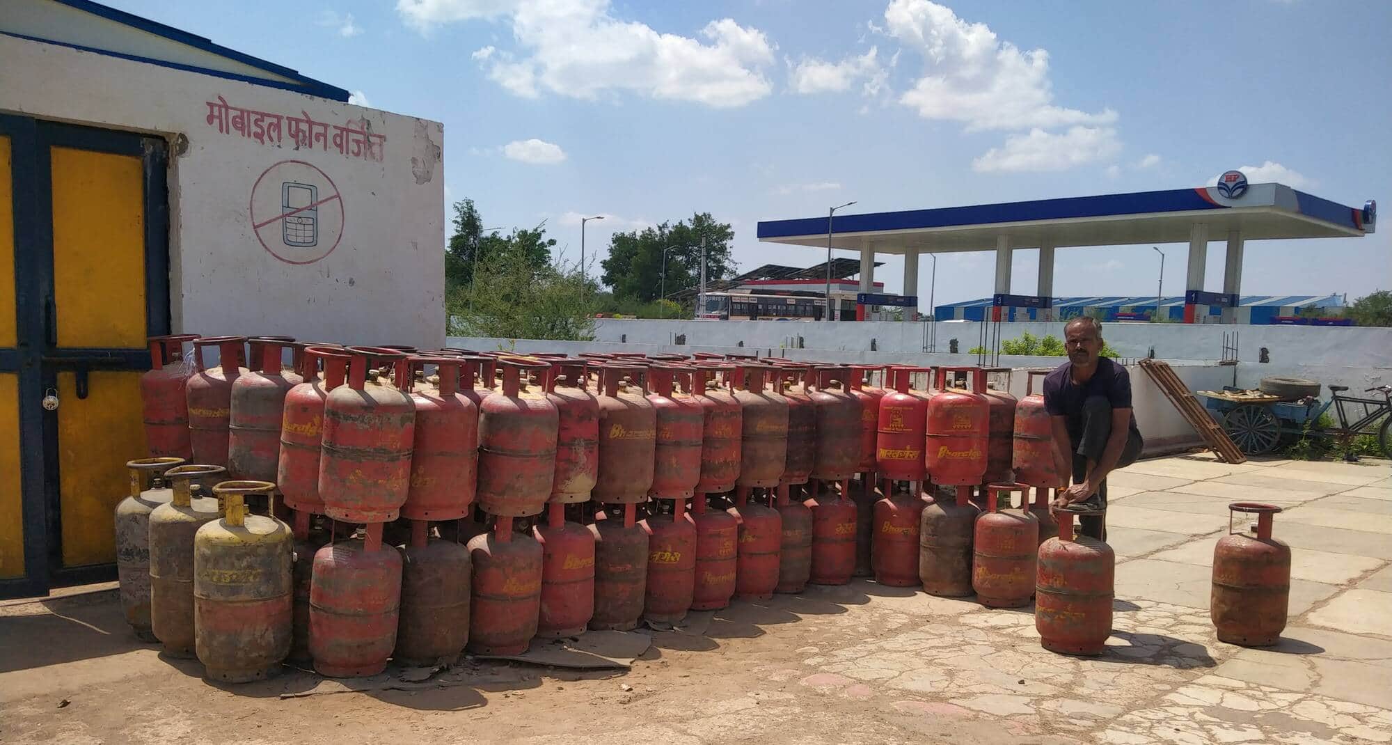 फोटो-9-बलरामपुर के धर्मपुर में स्थित गोदाम पर मौजूद सिलिंडर।-संवाद