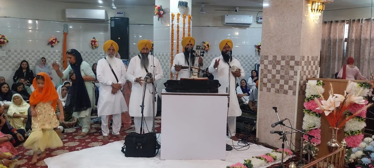 Delighted the congregation by singing kirtan on Baisakhi festival