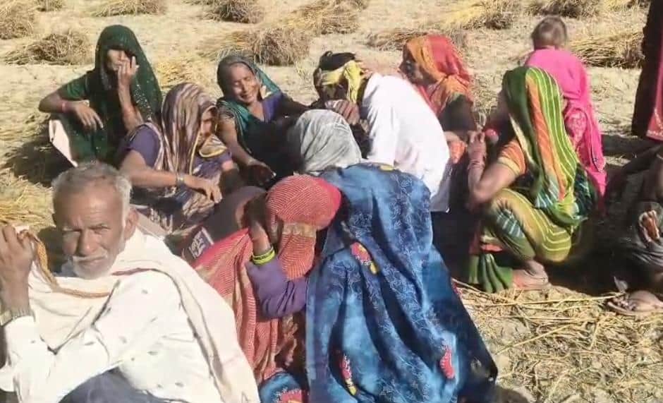 फोटो11गंजडुंडवारा में युवक की मौत के बाद रोते बिलखते परिजन ।संवाद