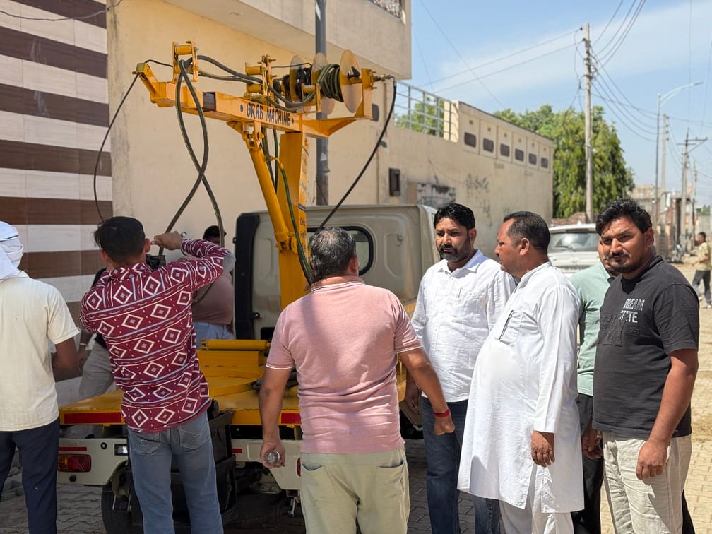 Sewerage will be cleaned with a grab machine worth Rs 11 lakh.
