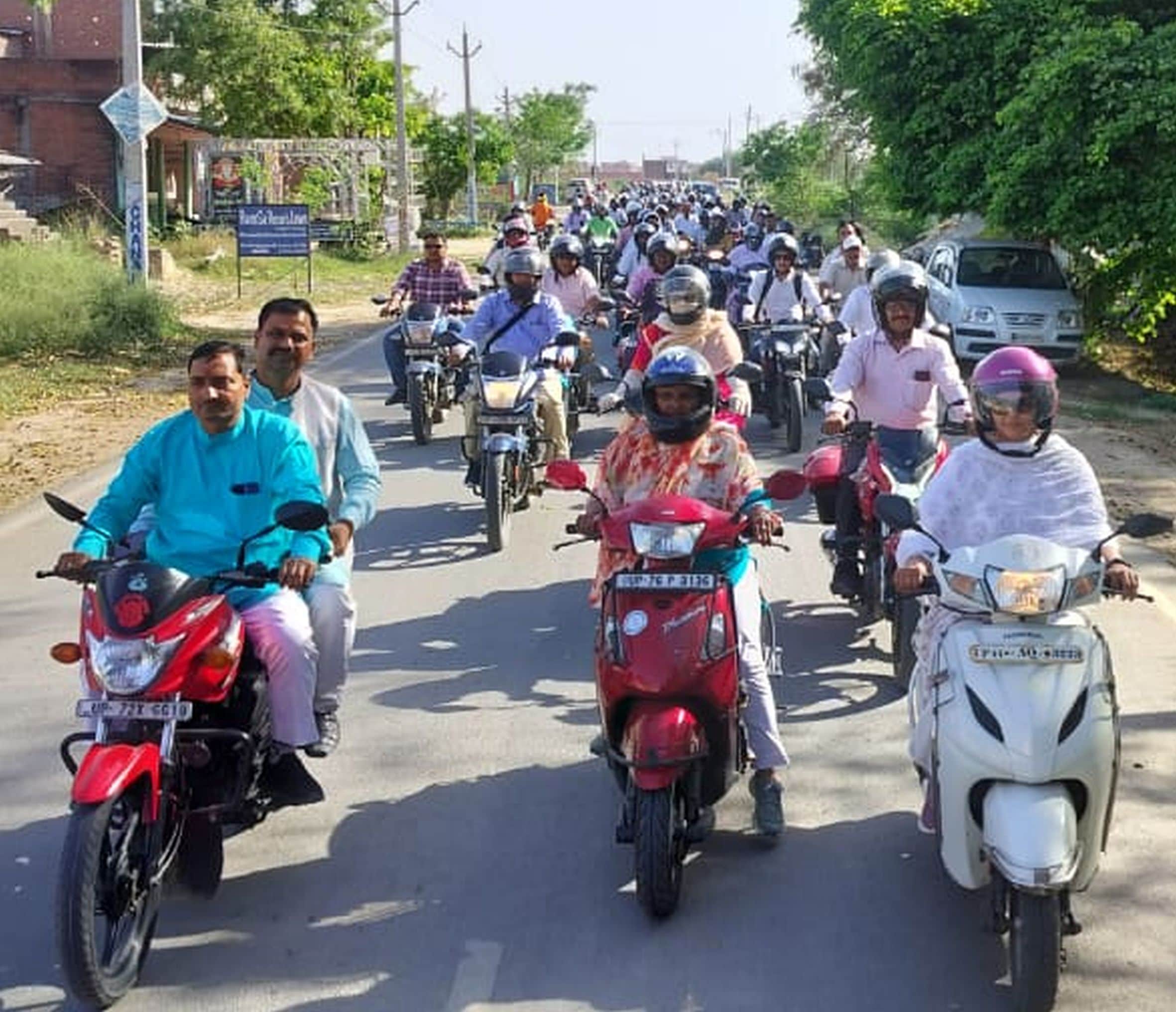  गौरीगंज में बाइक रैली निकालते शिक्षक। स्रोत: संगठन