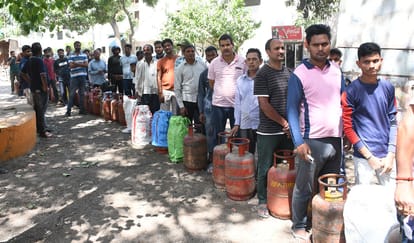 गैस सिलिंडर लेने पहुंचे लोग।