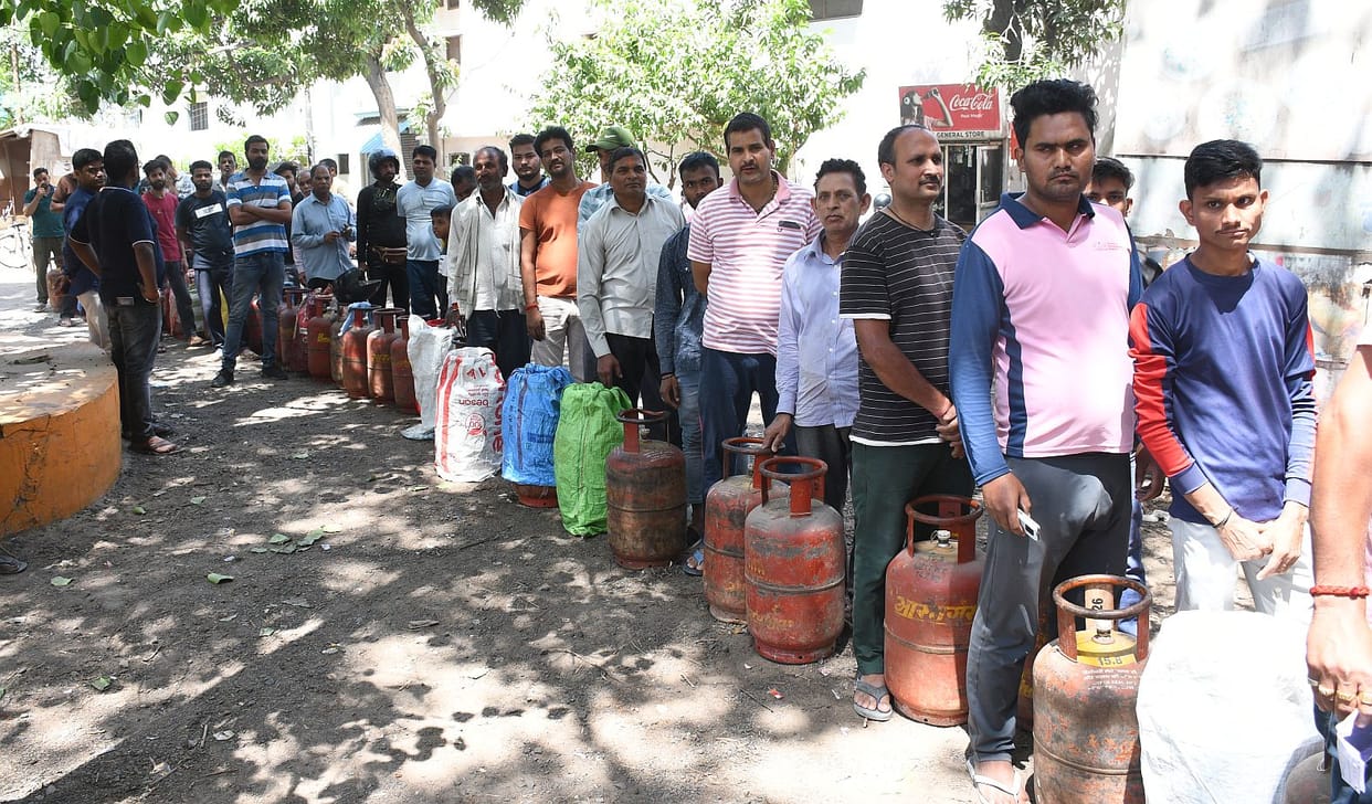 LPG crisis in Prayagraj: First booking after 25 and 35 days, then assurance of getting cylinder after a month