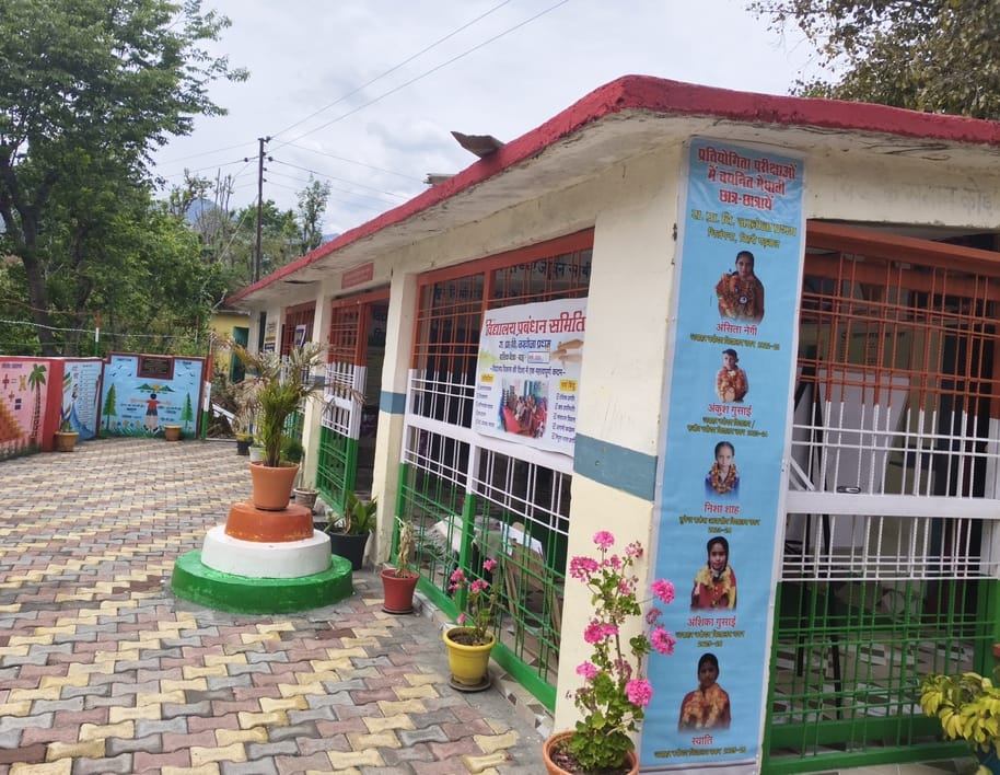 घनसाली अभिभावकों और शिक्षकों ने आपसी सहयोग से बदली प्राथमिक विद्यालय जखोना प्रथम की तस्वीर। स्र