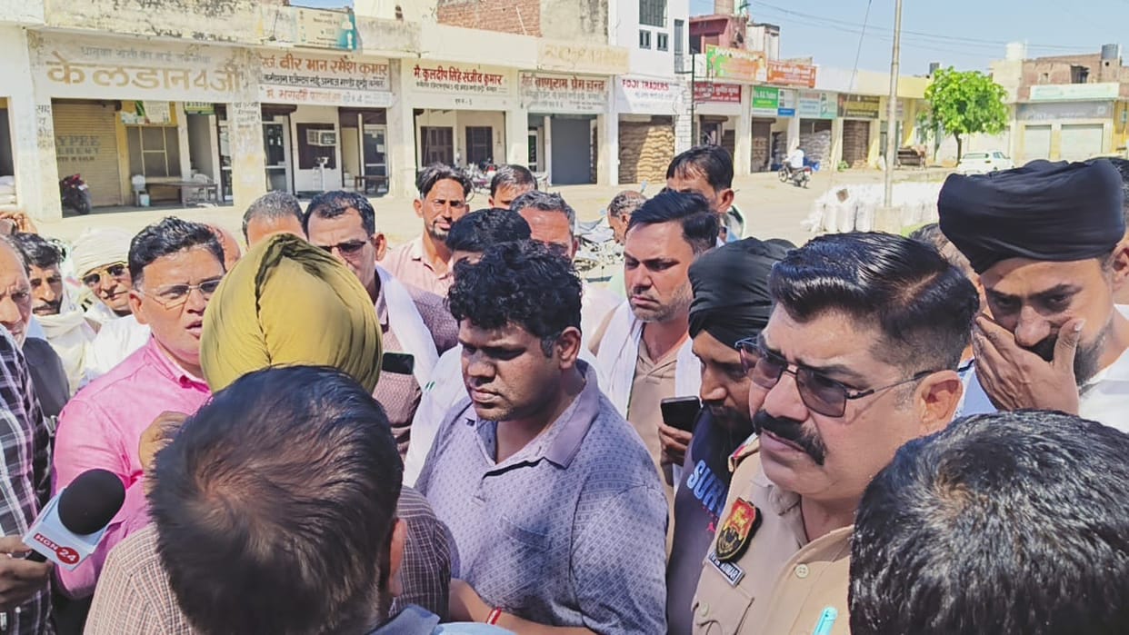 Portal stalled... Angry farmers blocked the road due to non-issuance of gate pass