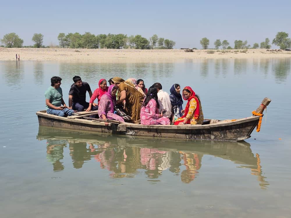 इंदौरा में बैशाखी पर ब्यास नदी के सुरडवां पतन में स्नान के लिए दिनभर लोगों की भीड़ उमड़ती रही। 