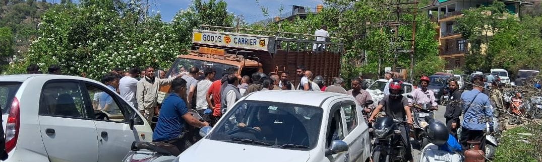 Consumers stopped a gas cylinder truck in Shanan.