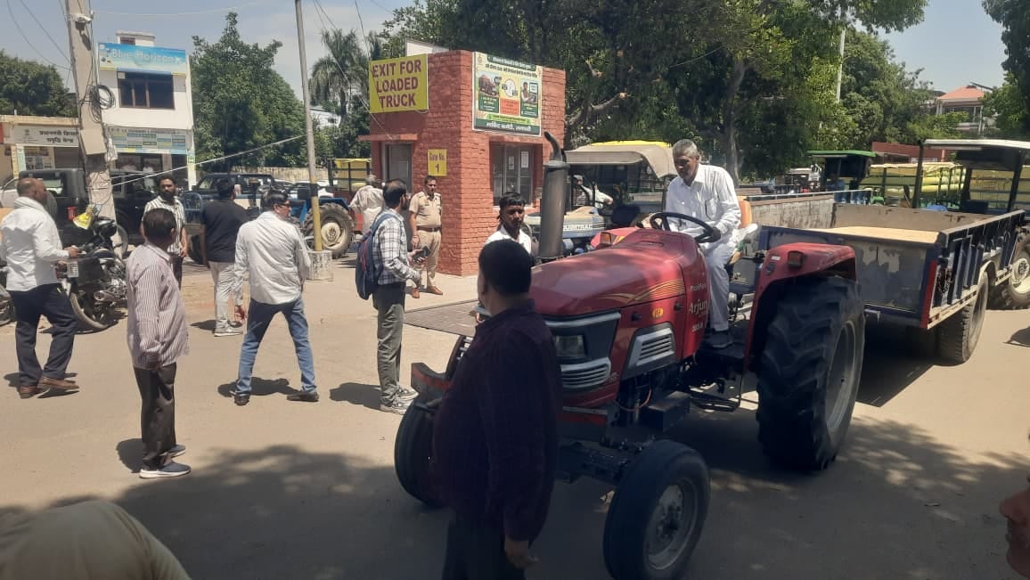 Angry farmers blocked the road outside Jagadhri Mandi due to the closure of the portal.