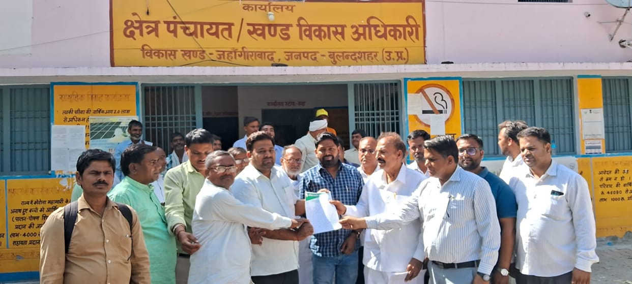 Pradhan furious over delay in Panchayat elections, staged protest at Block Headquarters