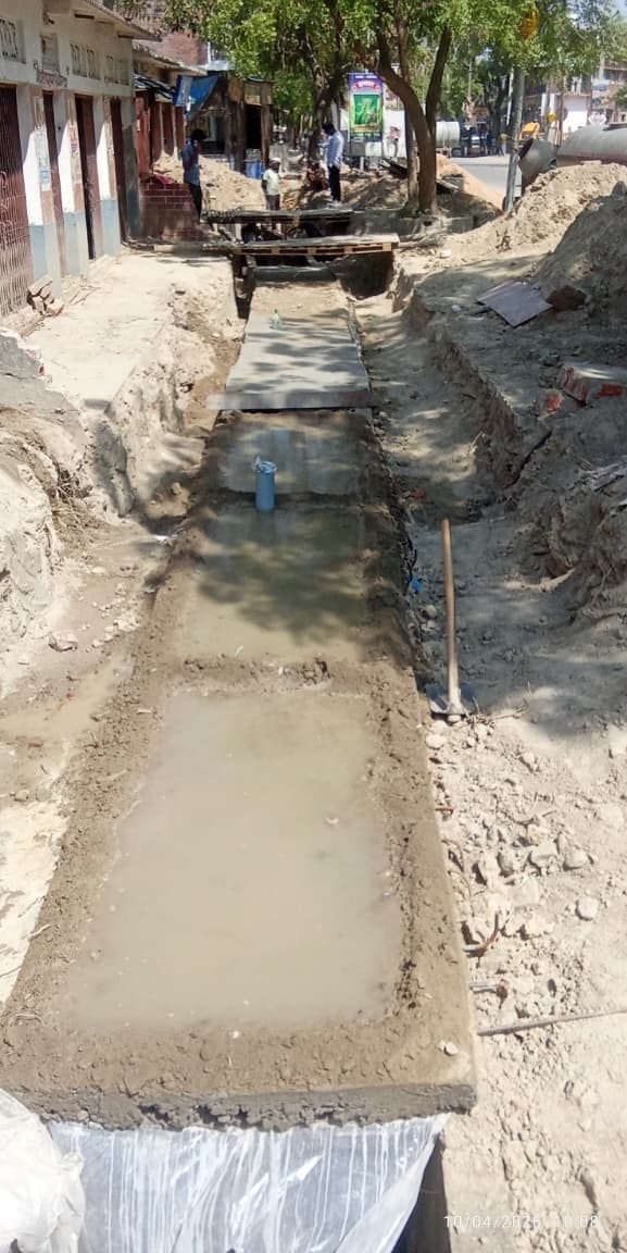 Three crore rupees will be spent on drainage system in Jahanganj, concrete drains are being constructed.