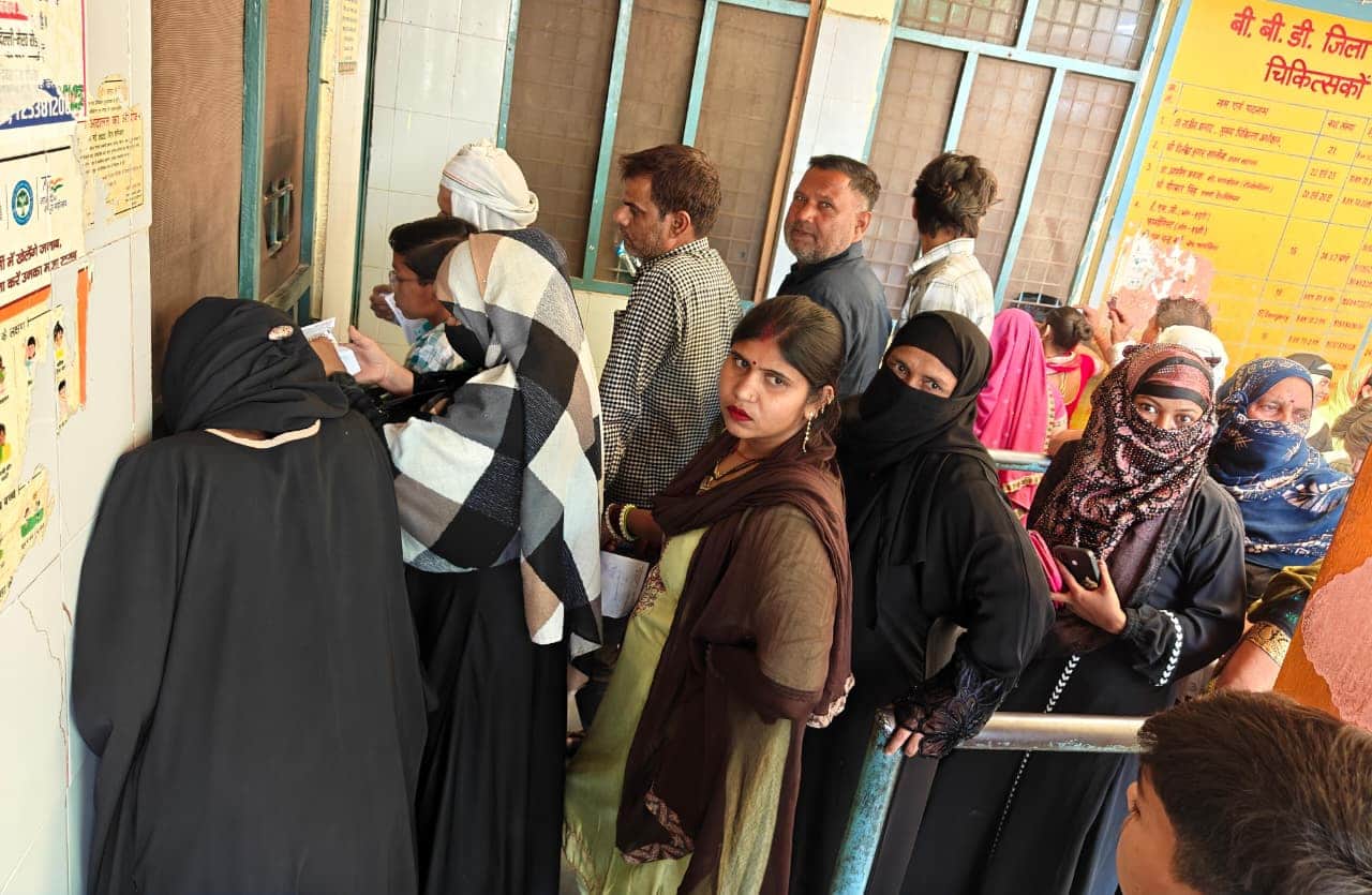 जिला चिकित्सालय के दवा काउंटर पर खड़े मरीज। संवाद