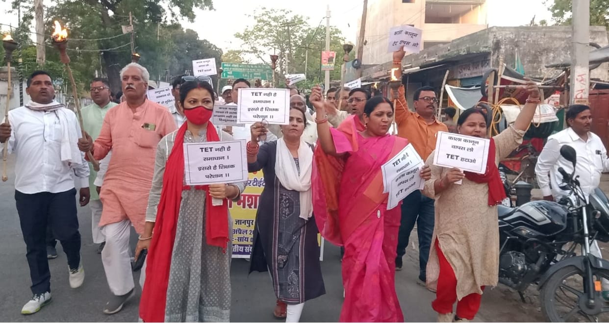 Teachers outspoken for TET requirement, took out a torch procession
