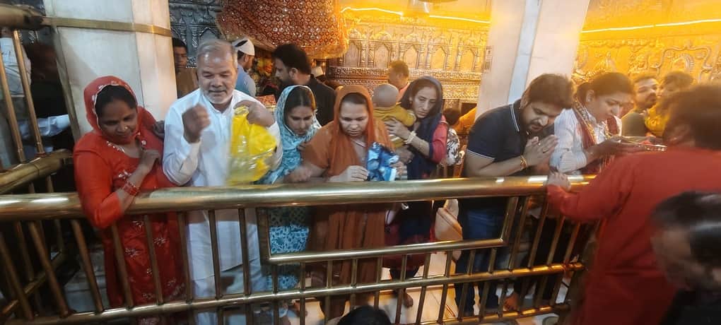 ज्वालामुखी मंदिर गर्भ गृह में दर्शन करते श्रद्धालु । संवाद