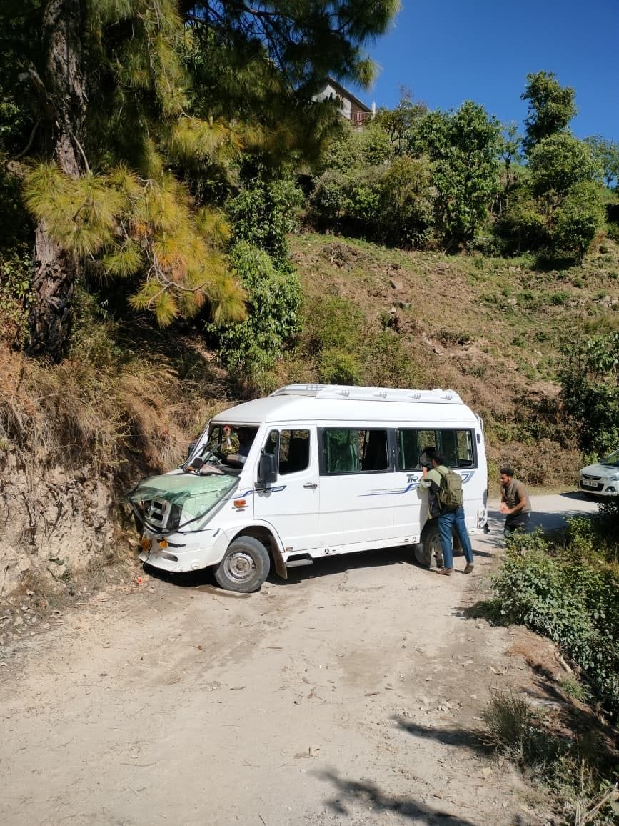 Traveller collides with hill on Kamrunag road, 9 pilgrims injured