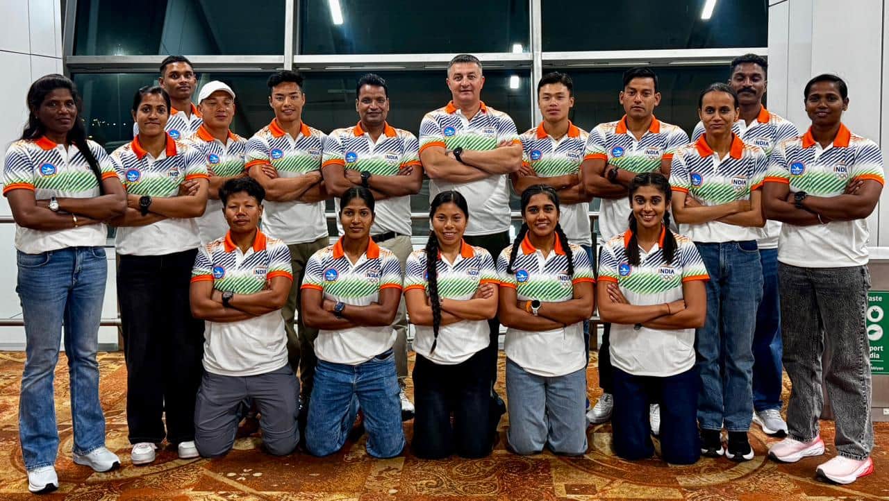 कैनो स्प्रिंट एशियन गेम्स के टेस्ट इवेंट की टीम के साथ कोच शांति स्वरूप व अन्य। स्रोत : स्वयं