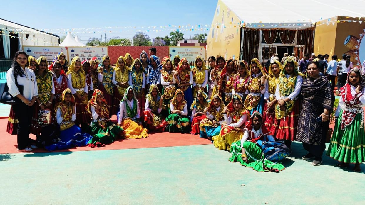 Seeing the 52-yard daman and 80-bud ghagra, women returned to the old era.