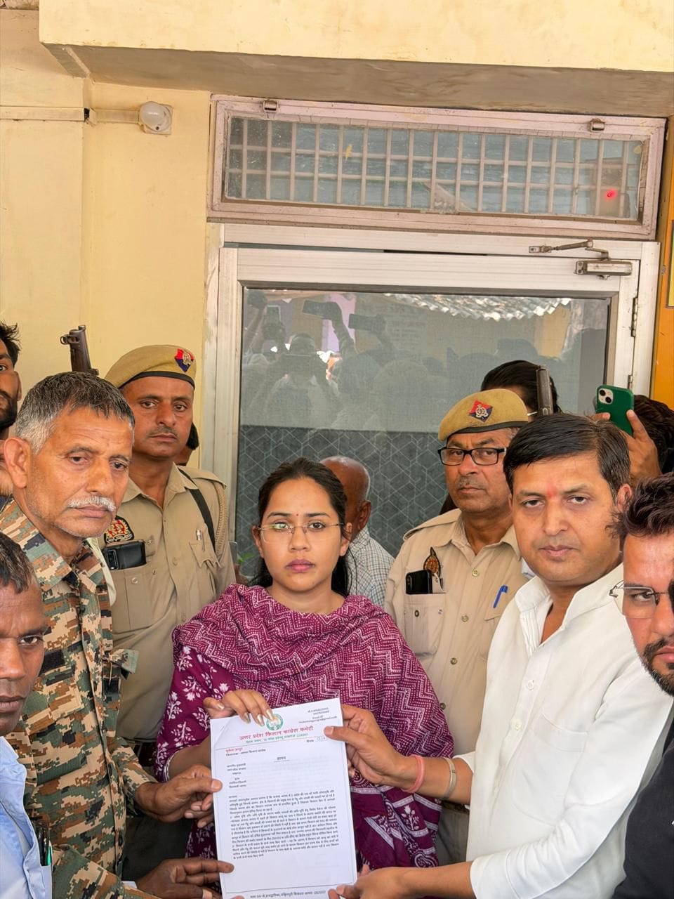 Angry farmers surrounded the tehsil office after not receiving compensation for crops destroyed by hailstorms. Congress leaders demanded the resignation of the MP and MLA and submitted a memorandum to the SDM.